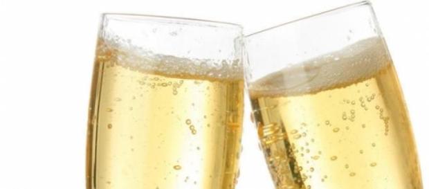 Copas de champán para brindar por el 2015 Copas de champán para brindar por el 2015
