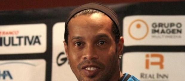 Dinho, tarde pero sin sueño Dinho, tarde pero sin sueño