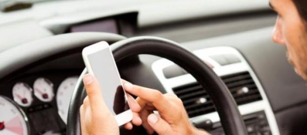 El textear provoca distracción al manejar un auto El textear provoca distracción al manejar un auto