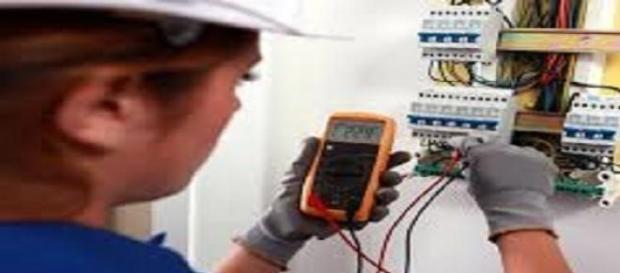 Eletricista trabalhando com equipamento Eletricista trabalhando com equipamento