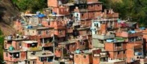 Famílias se aglomeram em favelas Famílias se aglomeram em favelas