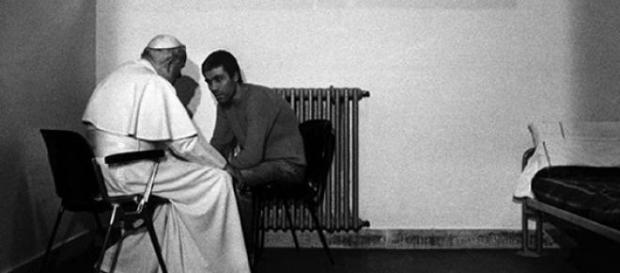 L'incontro fra Agca e papa Wojtyla L'incontro fra Agca e papa Wojtyla