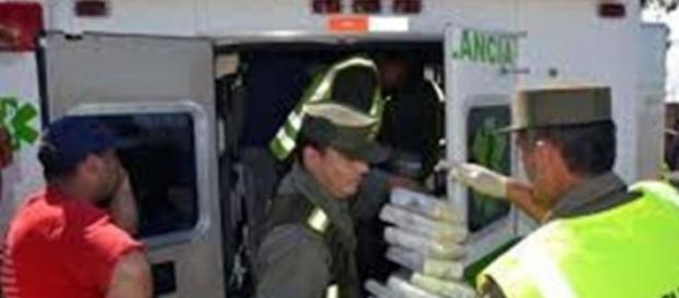 Los agentes sacando la droga de la ambulancia Los agentes sacando la droga de la ambulancia