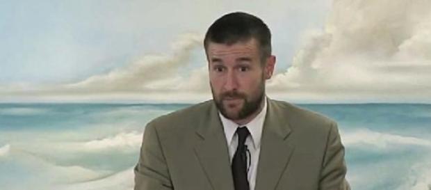 O pastor Steven Anderson num sermão. O pastor Steven Anderson num sermão.