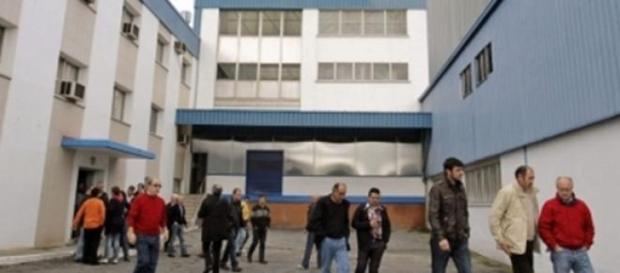 Trabajadores saliendo a su hora del trabajo Trabajadores saliendo a su hora del trabajo