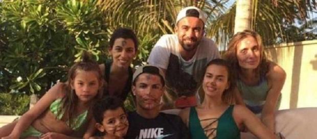 CR7 en Dubai con Irina, su hijo y unos amigos CR7 en Dubai con Irina, su hijo y unos amigos