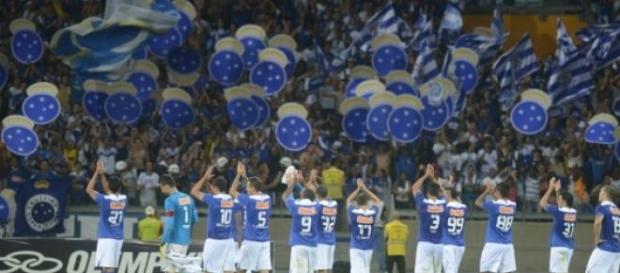 Jogadores cumprimentando a torcida Jogadores cumprimentando a torcida