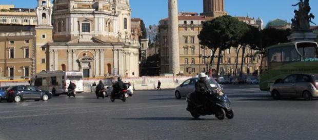 Piazza Venezia: via i sampietrini, sì all'asfalto Piazza Venezia: via i sampietrini, sì all'asfalto