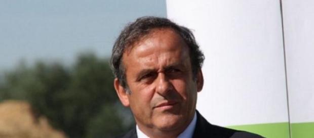 Platini quer introduzir o cartão branco no futebol Platini quer introduzir o cartão branco no futebol