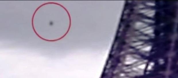 Ufo: avvistamento a Parigi accanto Torre Eiffel Ufo: avvistamento a Parigi accanto Torre Eiffel