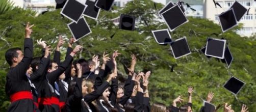 Comemoração na formatura de universitários