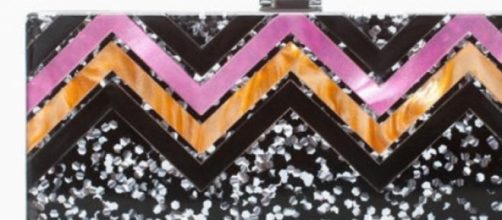 La clutch low cost con motivo zig zag di Zara