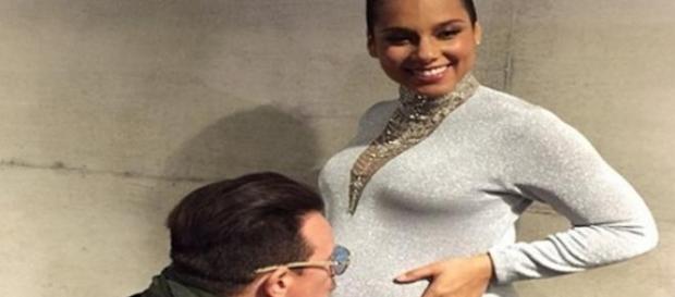 Alicia Keys junto a Bono, líder de U2 Alicia Keys junto a Bono, líder de U2