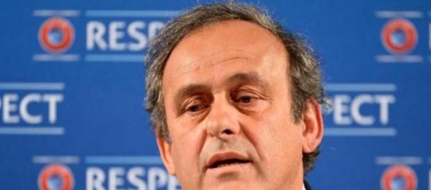 Michel Platini y su famosa tarjeta blanca Michel Platini y su famosa tarjeta blanca