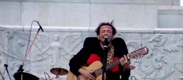 O cantor tropicalista Tom Zé em um de seus shows. O cantor tropicalista Tom Zé em um de seus shows.