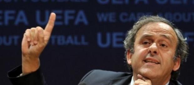 Platini quiere que se use la tarjeta blanca Platini quiere que se use la tarjeta blanca