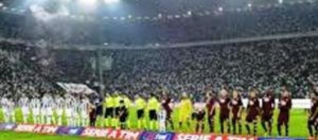 Le squadre schierate prima dell'inizio del derby Le squadre schierate prima dell'inizio del derby