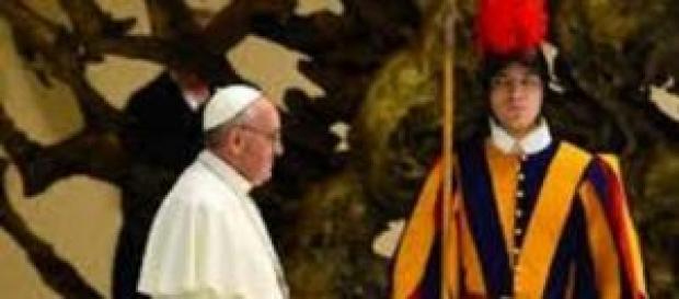 Papa Francesco davanti ad una Guardia Svizzera Papa Francesco davanti ad una Guardia Svizzera