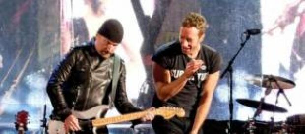 The Edge e Chris Martin em Times Square The Edge e Chris Martin em Times Square