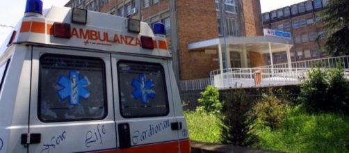 Ambulanza bloccata da auto, muore paziente