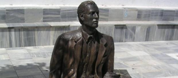 Estatua dedicada a los emigrantes, de Tocón Estatua dedicada a los emigrantes, de Tocón