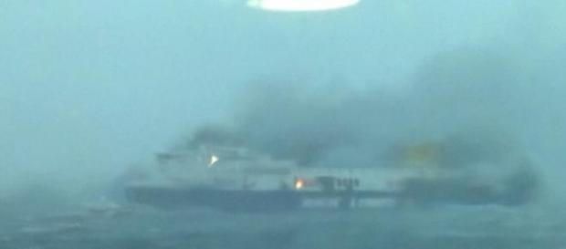 Il traghetto ancora in fiamme Il traghetto ancora in fiamme
