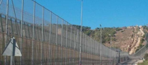 La valla fronteriza mide seis metros de alto. La valla fronteriza mide seis metros de alto.
