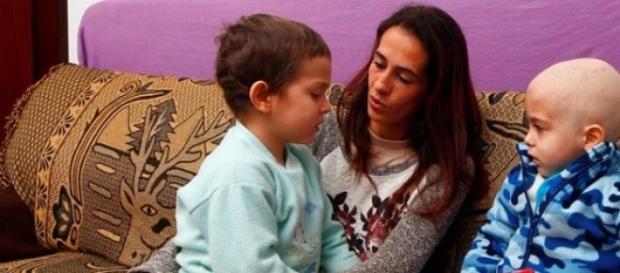 Mãe pede ajuda pelos filhos Mãe pede ajuda pelos filhos