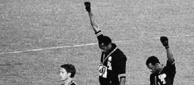 Tommie Smith y John Carlos mostrando su guante. Tommie Smith y John Carlos mostrando su guante.