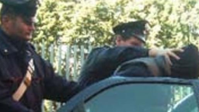 Il diciottenne scortato dalle forze dell'ordine