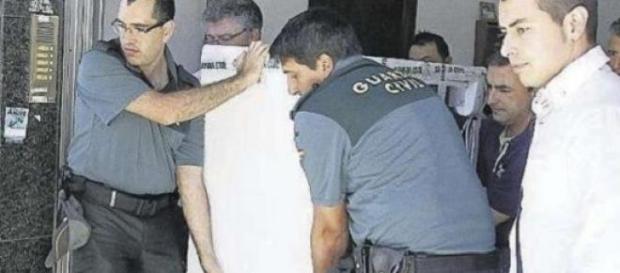 Agentes sacan el congelador con el cadáver dentro Agentes sacan el congelador con el cadáver dentro