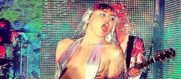 Miley dejantée lors de la soirée du 3 decembre. Miley dejantée lors de la soirée du 3 decembre.