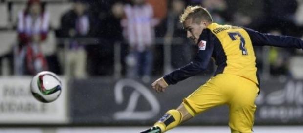 Griezmann rematando un balón Griezmann rematando un balón