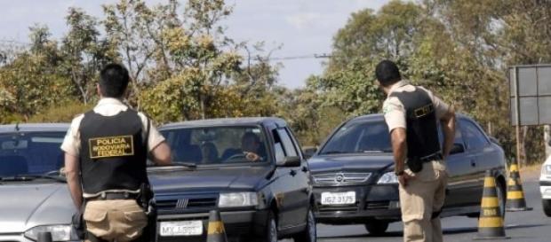 Homens armados fizeram blitz falsa em rodovia Homens armados fizeram blitz falsa em rodovia