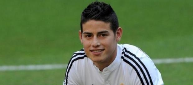 James posando con la camiseta del Real Madrid. James posando con la camiseta del Real Madrid.