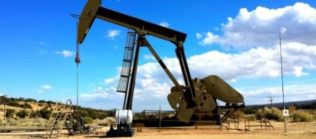 Petróleo em queda nos mercados internacionais Petróleo em queda nos mercados internacionais