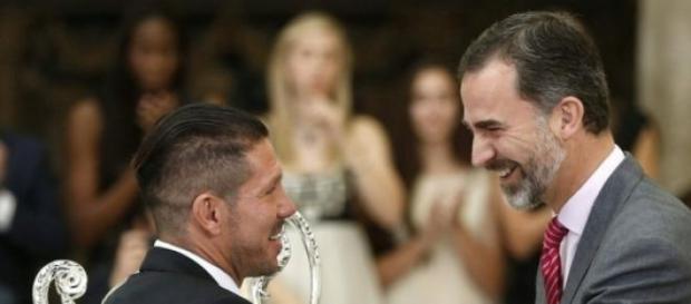 Simeone, con el Rey Felipe VI. Foto: ceroacero.es Simeone, con el Rey Felipe VI. Foto: ceroacero.es