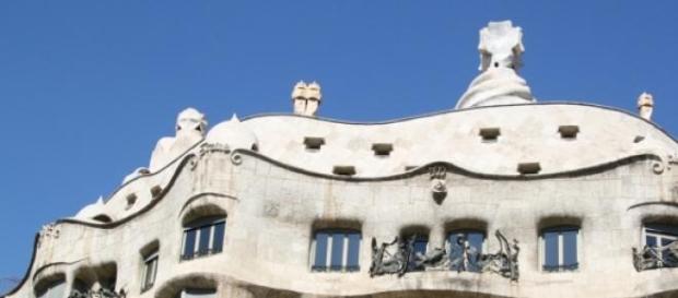 Fachada de edificio de Gaudí, Barcelona Fachada de edificio de Gaudí, Barcelona