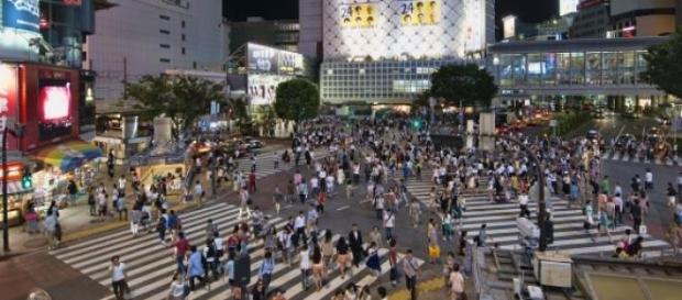 Faixa em X na Praça Hachiko em Tóquio, Japão Faixa em X na Praça Hachiko em Tóquio, Japão