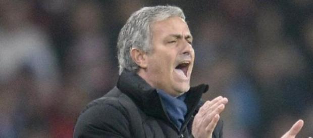 José Mourinho dirigiendo a los suyos José Mourinho dirigiendo a los suyos