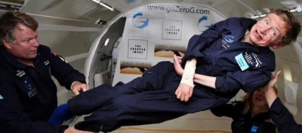 Stephen Hawking nasceu maior que o seu corpo Stephen Hawking nasceu maior que o seu corpo
