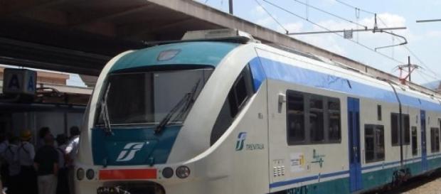 Un convoglio ferroviario fermo alla stazione Un convoglio ferroviario fermo alla stazione