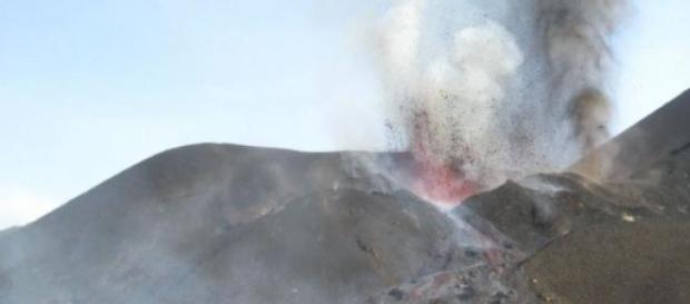 Foto do vulcão em erupção. Foto do vulcão em erupção.