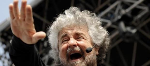 Grillo durante un comizio, info sul tour Grillo durante un comizio, info sul tour