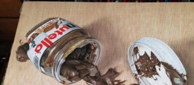 Le pot de pâte à tartiner tombe à la renverse Le pot de pâte à tartiner tombe à la renverse