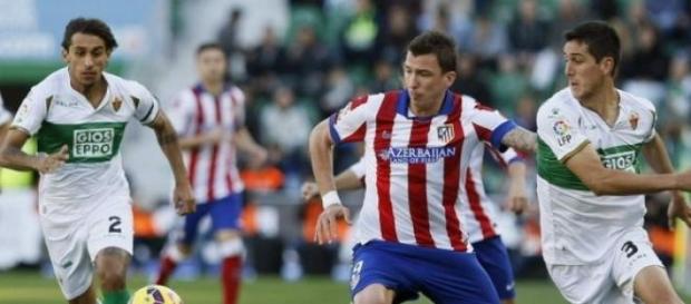 Mandzukic peleando un balón Mandzukic peleando un balón