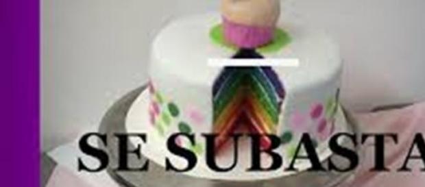 Se subasta un trozo de pastel de frutas Se subasta un trozo de pastel de frutas