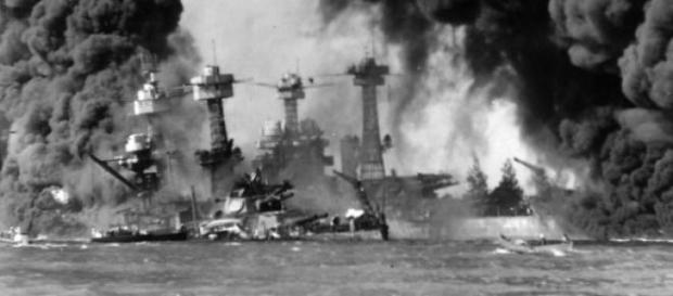 USS Arizona a arder após o ataque USS Arizona a arder após o ataque