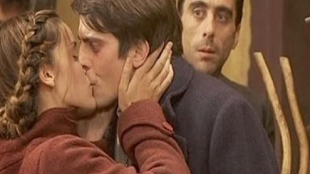 Il bacio che salva Luis dal linciaggio