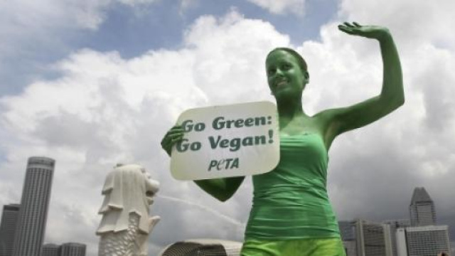 Una vegana che manifesta in favore della sua dieta